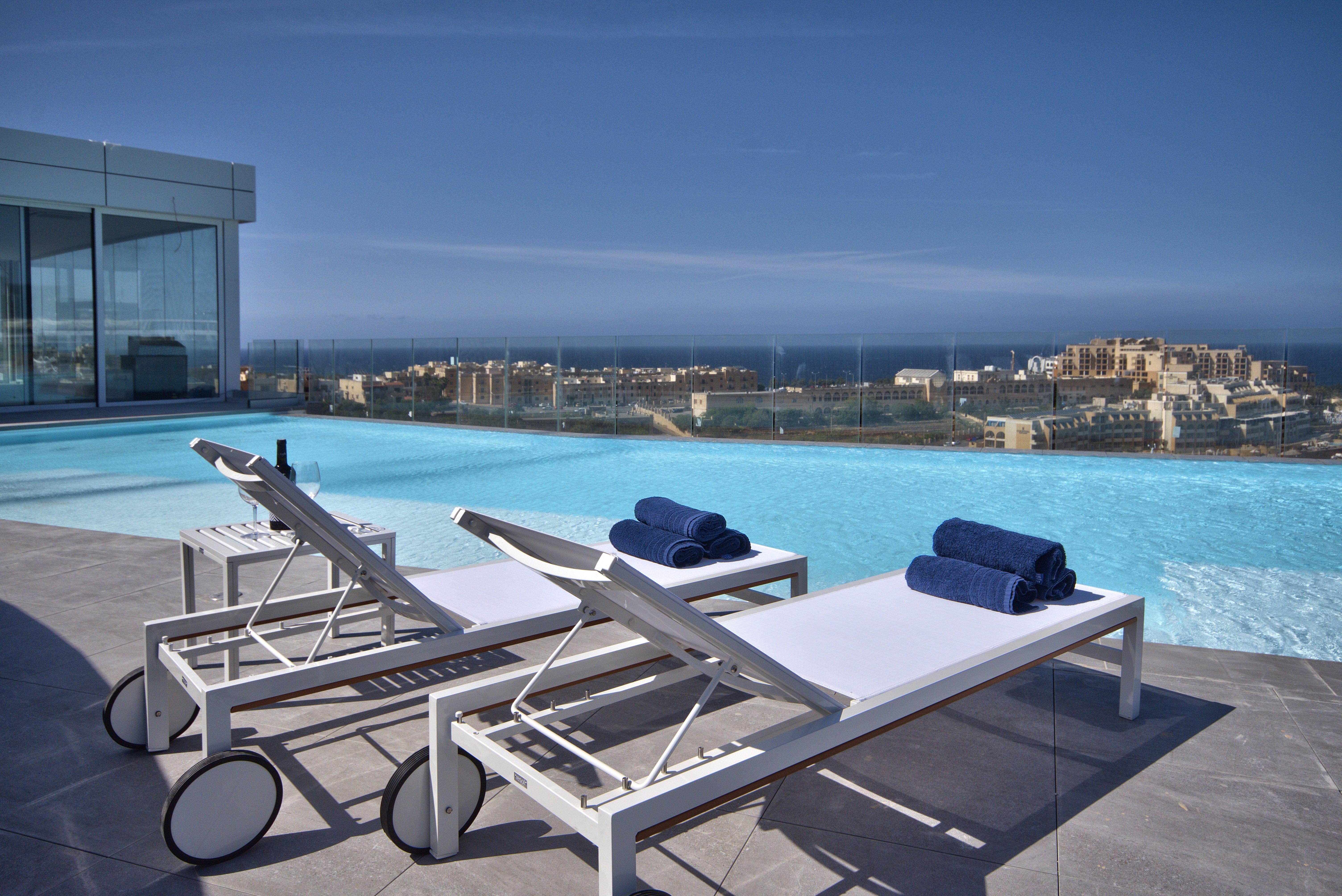 Be.Hotel St. Julian's Exteriör bild The swimming pool of the hotel